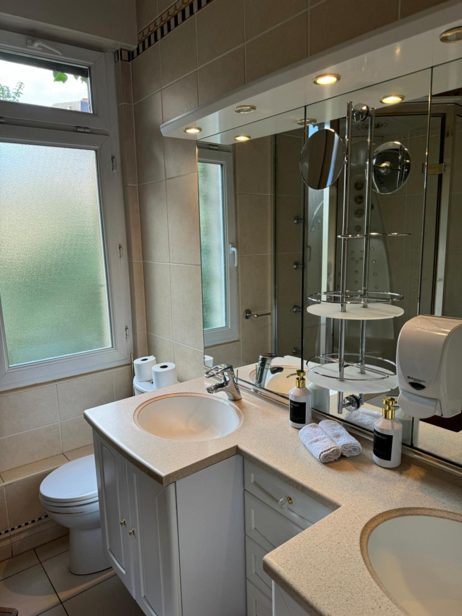Erawan Boutique Hotel Évreux Extérieur photo