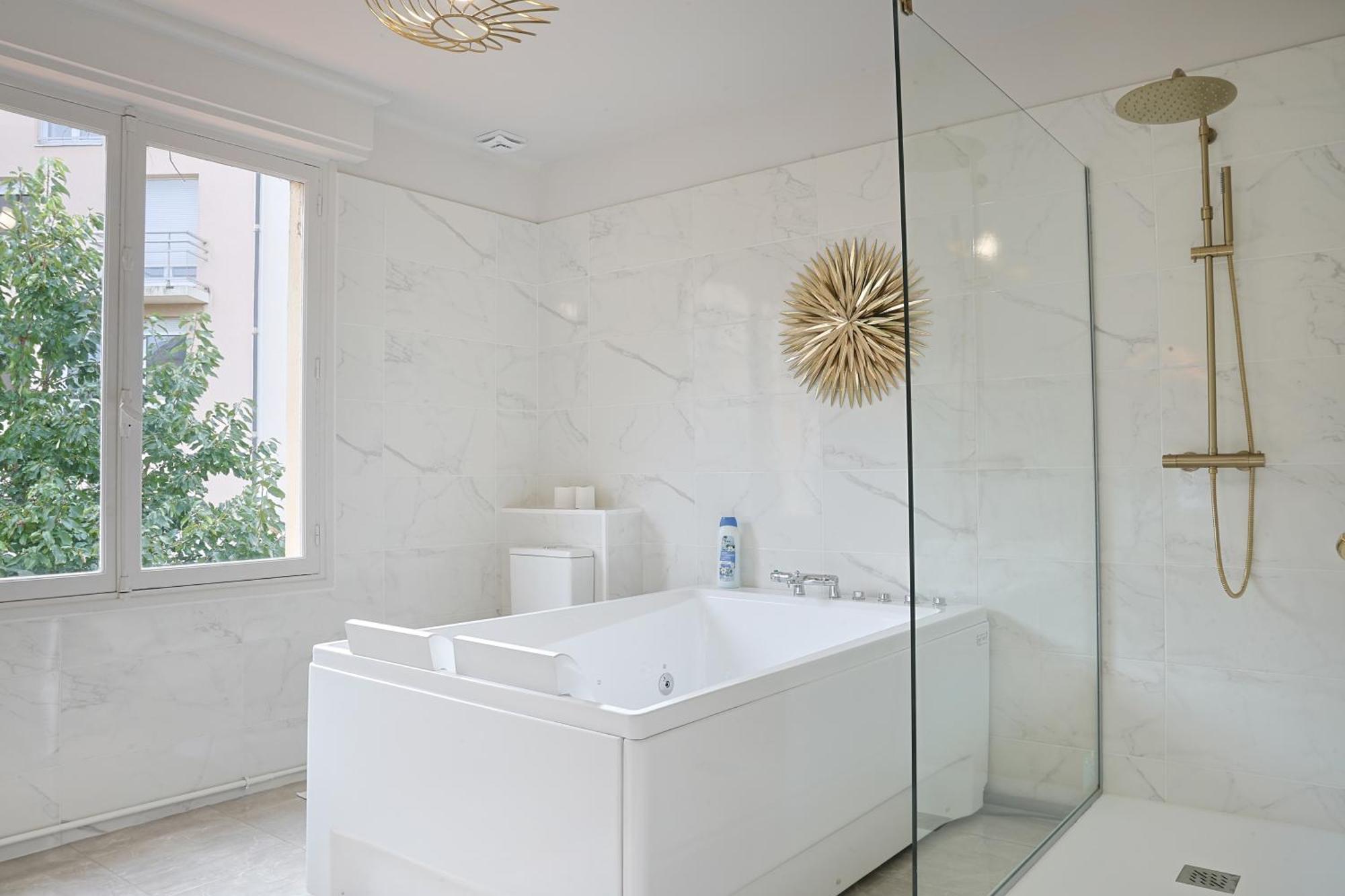 Erawan Boutique Hotel Évreux Extérieur photo