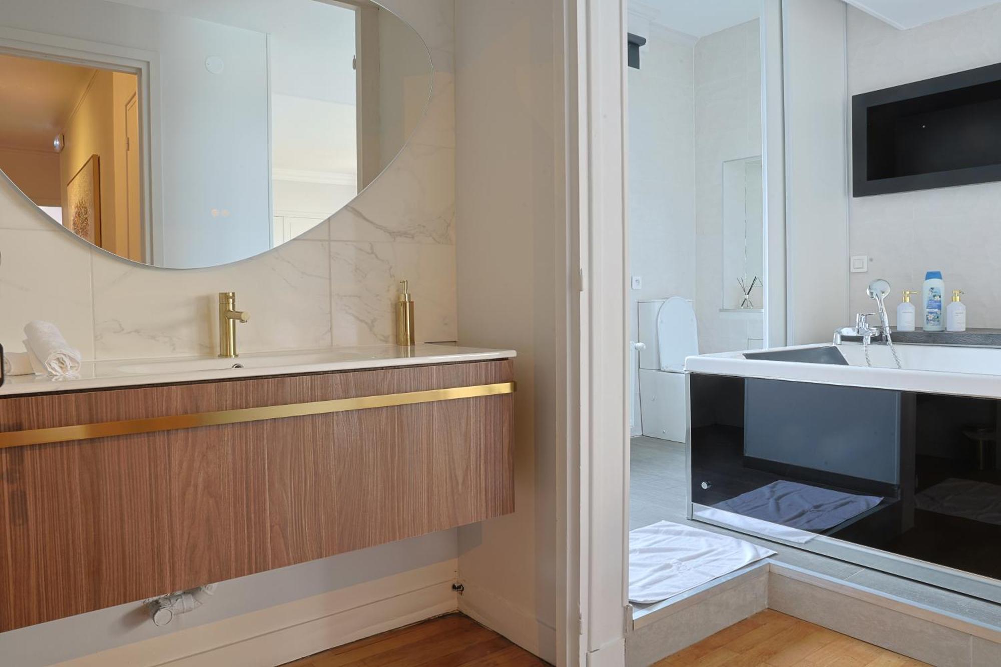 Erawan Boutique Hotel Évreux Extérieur photo